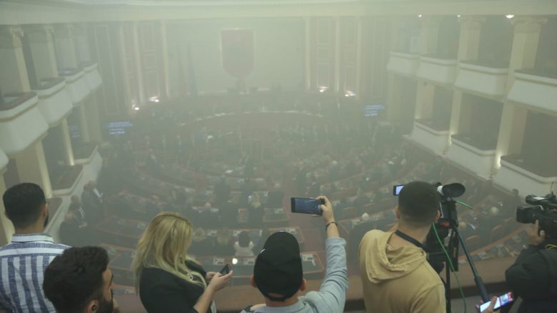 Mbyllet seanca plenare në Kuvendin e Shqipërisë, maxhoranca voton nismat mes tymit dhe kaosit