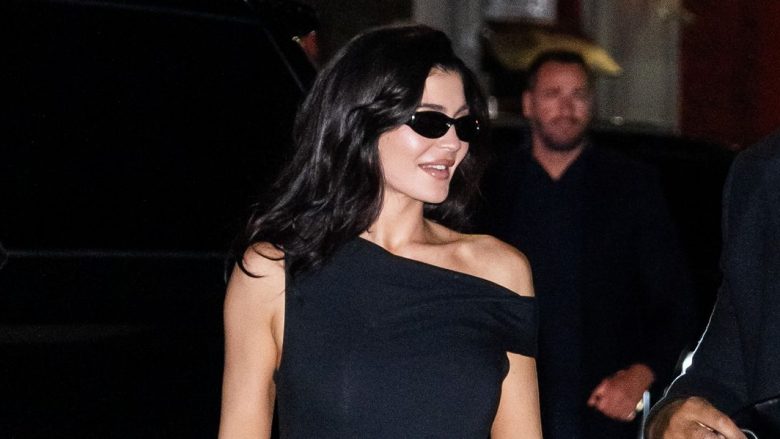 Kylie Jenner na bindi se fustani dhe streçet mund të kombinohen dhe të duken bukur
