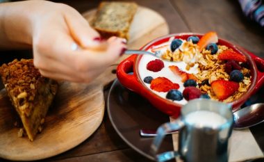 Pesë ushqime që ju ndihmojnë ta tretni më shpejt mëngjesin