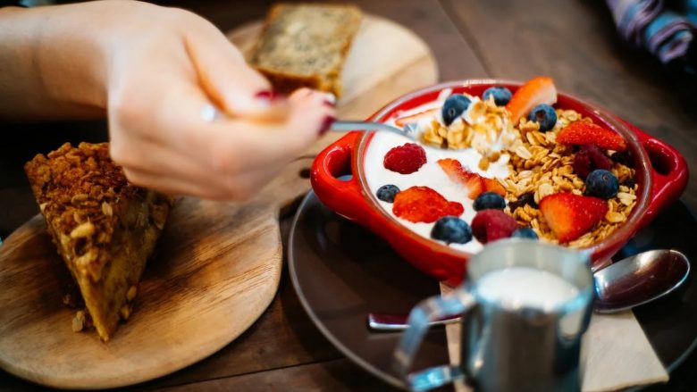 Pesë ushqime që ju ndihmojnë ta tretni më shpejt mëngjesin