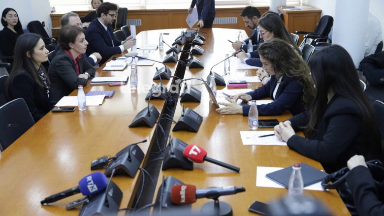 7,500 euro pagë në muaj për këshilltarin e MPJD-së, debat i ashpër mes deputetes Musliu-Shoshi dhe ministres Gërvalla