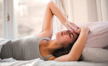 Shtatë arsye pse zgjoheni në mëngjes me dhimbje koke