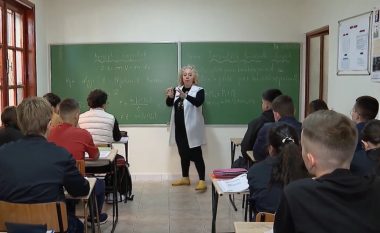 Paga e mësuesve në Shqipëri shkon në 900 euro, ekspertët e vlerësojnë hap të qëlluar