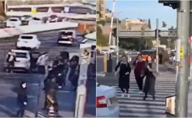 Hamasi merr përgjegjësinë për sulmin kur dy persona dolën nga një veturë dhe filluan të qëllojnë, duke vrarë tre njerëz në Jerusalem