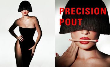 Kylie Jenner shfaqet si Sia, duke e mbajtur një parukë të zezë gjatë një seti fotografik promovues për “Kylie Cosmetics”