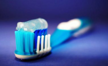 Mund të përdorni pastë dhëmbësh për t’i hequr njollat dhe për t’i mirëmbajtur sendet shtëpiake