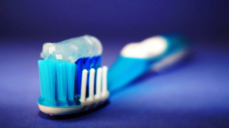 Mund të përdorni pastë dhëmbësh për t’i hequr njollat dhe për t’i mirëmbajtur sendet shtëpiake