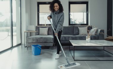 Si t’i pastroni në mënyrë efikase dyshemetë me pllaka