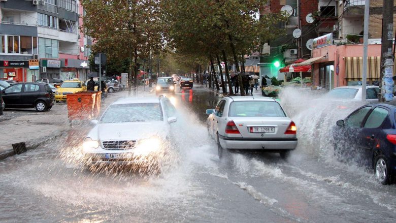 Reshje të dendura shiu, vështirësohet qarkullimi i mjeteve në autostradën Tiranë-Durrës