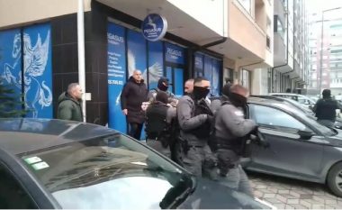Momenti kur Policia e nxjerr të arrestuarin nga një banesë në Fushë Kosovë