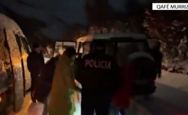 Mbetën të bllokuar në automjetet e tyre për shkak të borës, evakuohen dhjetëra persona në Qafë Murriz