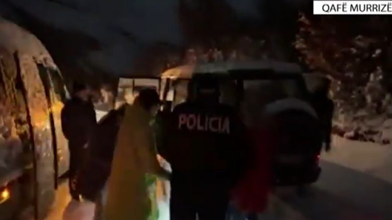 Mbetën të bllokuar në automjetet e tyre për shkak të borës, evakuohen dhjetëra persona në Qafë Murriz