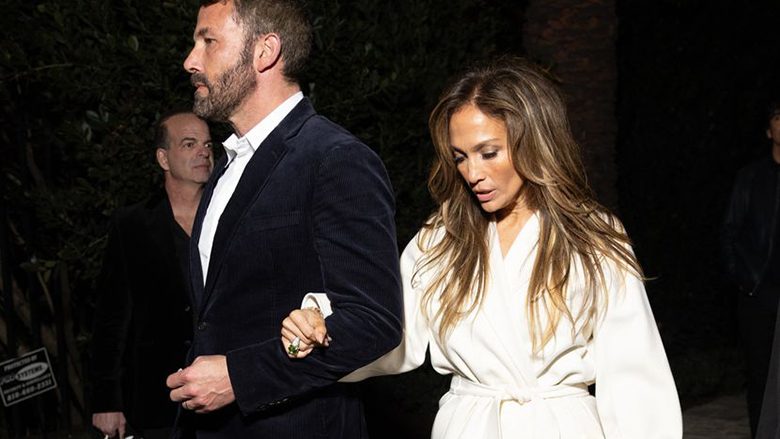 Jennifer Lopez tregon anën e saj elegante, por edhe Benn nuk ka mbetur prapa: Ai zgjedh ngjyrat e ndezura