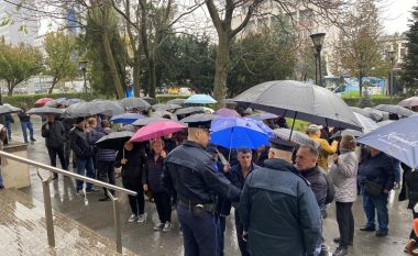 Protestojnë para komunës punëtorët teknikë të QMF-ve e disa shkollave në Prishtinë