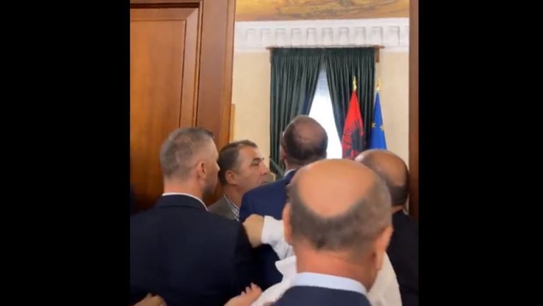 Deputetët e opozitës hyjnë me forcë në zyrën e kryetares së Kuvendit të Shqipërisë