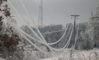 Disa qytete dhe fshatra në Maqedoni mbeten pa energji elektrike për shkak të borës
