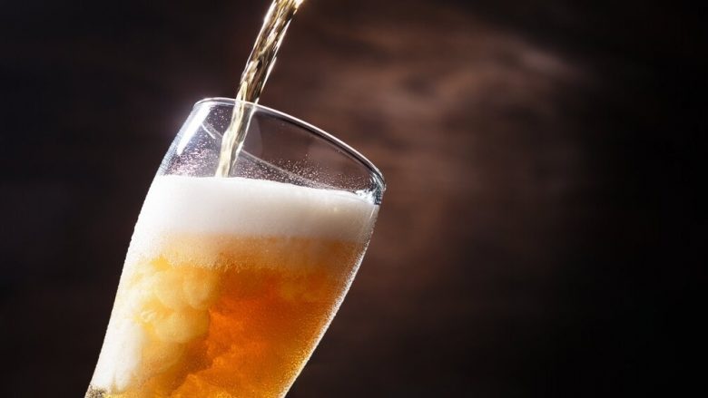 Si ndikon birra në funksionimin e zorrëve? Shkencëtarët kanë dalë me një përgjigje që do t’i pëlqejë shumicës së njerëzve