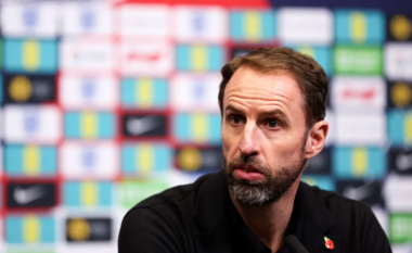 Trajneri i Anglisë bëhet viktimë e një mashtrimi ku humbi milionat