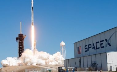 SpaceX po blen kompaninë e prodhimit të parashutave për misione hapësinore