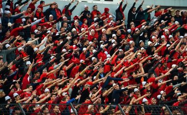 “Tifozat Kuq e Zi” duket se kanë përgatitur një transparent gjigant për ndeshjen Shqipëri – Ishujt Faroe