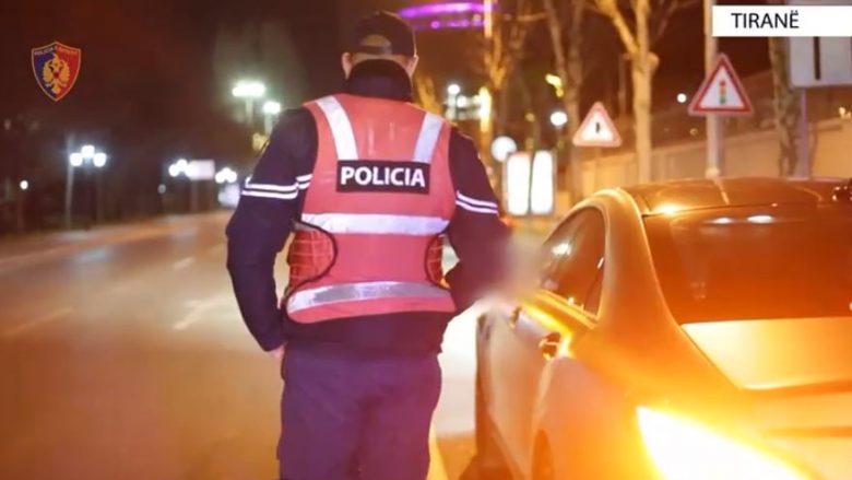 Shisnin drogë në afërsi të lokaleve të natës në Tiranë, arrestohen tetë persona