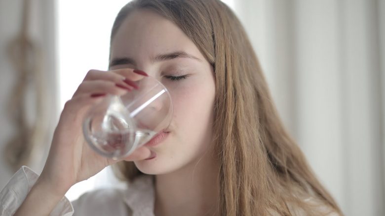 Pse nuk preferohet të pini ujë gjatë ngrënies