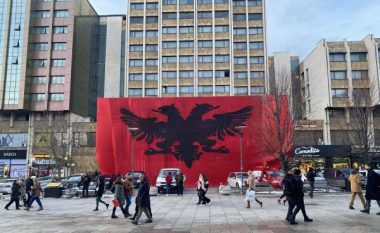 ​Flamuri kombëtar zbukuron sheshin e Prishtinës