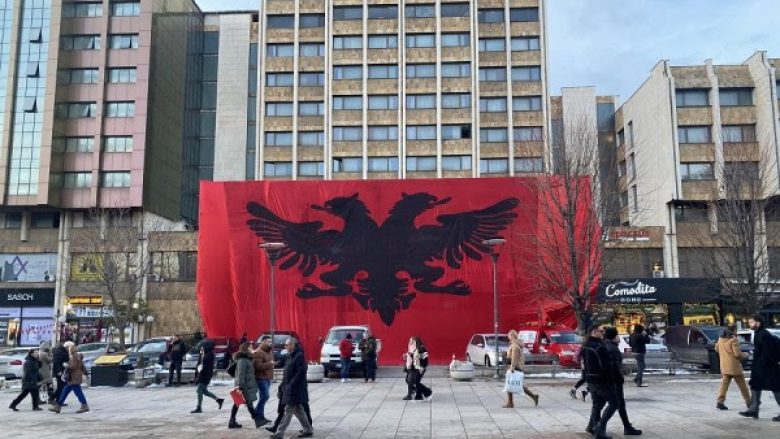 ​Flamuri kombëtar zbukuron sheshin e Prishtinës