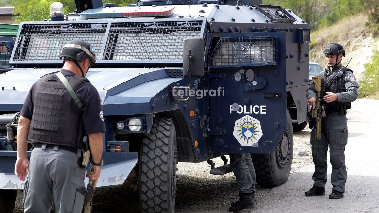 Policia sekuestron uniforma ushtarake dhe mjete pa leje në një operacion në veri të Mitrovicës