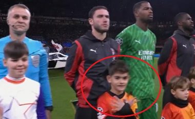 Vogëlushi shqiptar bëhet viral duke bërë shqiponjën para ndeshjes Milan - Borussia Dortmund