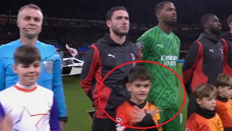 Vogëlushi shqiptar bëhet viral duke bërë shqiponjën para ndeshjes Milan – Borussia Dortmund