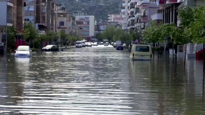 Stuhi dhe reshje, përmbytet qyteti i Vlorës, bllokohen rrugët dhe pezullohet lundrimi