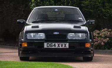 Ford Cosworth RS500 është gjetur në një garazh, e mbuluar me pluhur për dekada – ‘Bukuroshja e Fjetur’  tani është shitur për një shumë të madhe parash