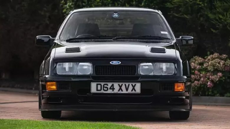 Ford Cosworth RS500 është gjetur në një garazh, e mbuluar me pluhur për dekada – ‘Bukuroshja e Fjetur’  tani është shitur për një shumë të madhe parash