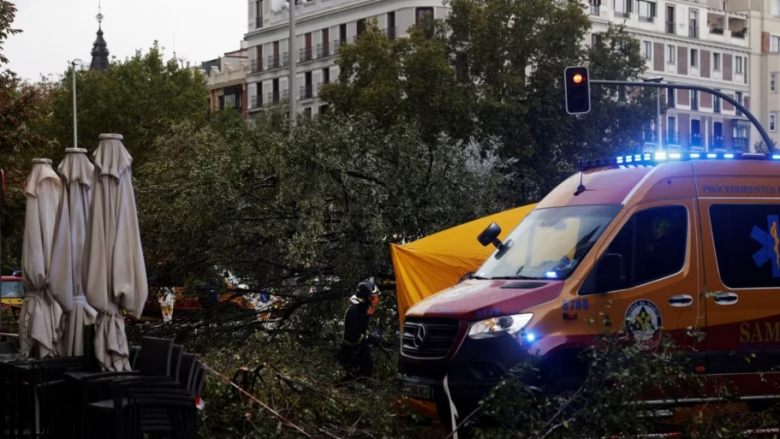 Të paktën 12 persona humbën jetën në Evropë nga stuhia Ciaran