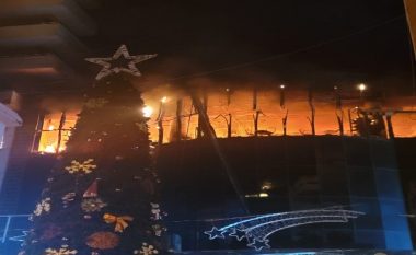 Del jashtë kontrolli zjarri në qendrën tregtare në Lushnje, përfshihet nga flakët kati i fundit