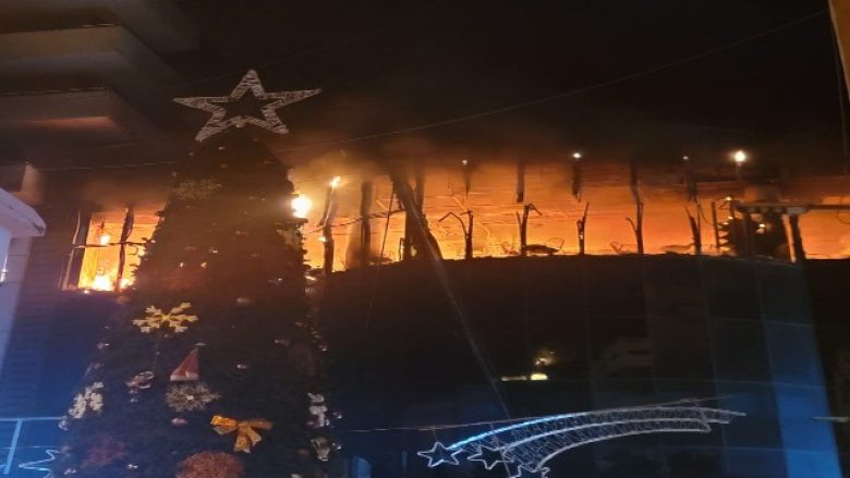 Del jashtë kontrolli zjarri në qendrën tregtare në Lushnje, përfshihet nga flakët kati i fundit
