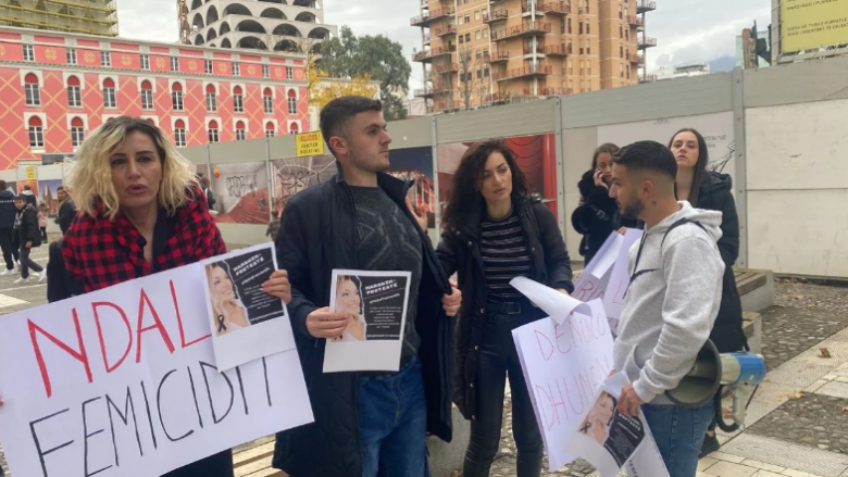 “Ndal femicidit”, protestë në Tiranë për vrasjen e Liridona Ademaj-Murseli