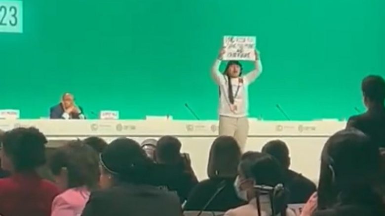 Vajza 12-vjeçe futet në sallën ku po mbahej samiti i klimës, mbante në dorë një tabelë me mesazh sensibilizues – sigurimi e nxjerr jashtë