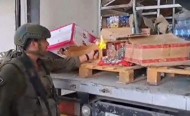 Videot që pretendohet se shfaqin ushtarët izraelitë duke ia vënë zjarrin ndihmave dhe shkatërruar dyqanet në Gazë