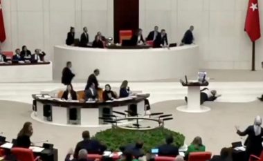 Dramë në Parlamentin turk, deputetit i bie të fikët derisa po fliste për konfliktin izraelito-palestinez