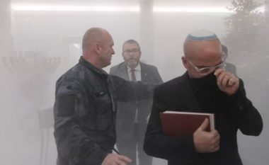 Polaku i ekstremit të djathtë fikë qirinjtë e një feste hebreje në parlament, përdor zjarrfikësen që e mbushi sallën me pluhur të bardhë