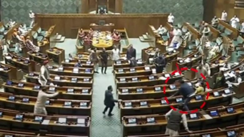 Një burrë futet në parlamentin e Indisë, filloi të kërcente nga njëra tavolinë në tjetrën – policia e shoqëron në stacion