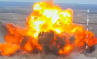 U hodh nga tanku i mbushur me dy tonelata TNT, ushtari rus deshi ta thyej vijën mbrojtëse të ukrainasve – i dështon misioni