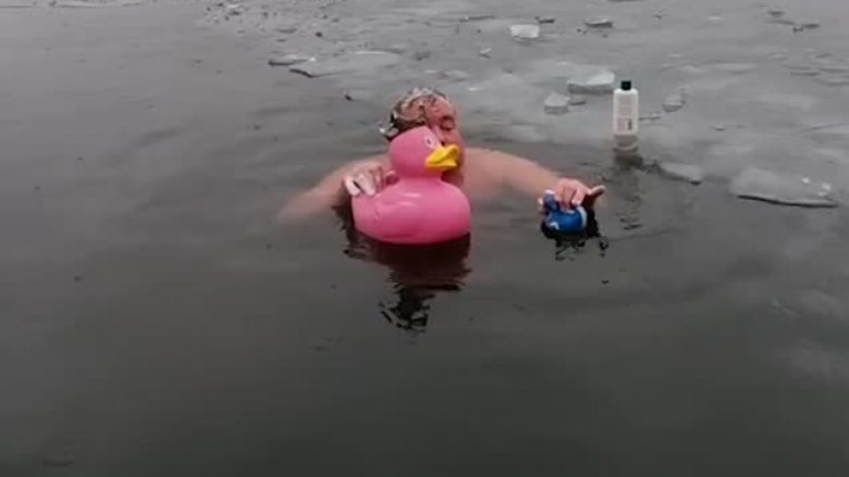 Tiktokeri suedez që është bërë hit me videot e tij, lahet në ujërat e ngrira