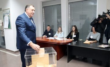 Millorad Dodik nuk voton në hapësirën e rezervuar për votim, fletvotimin e vendosi në tavolinë para gazetarëve