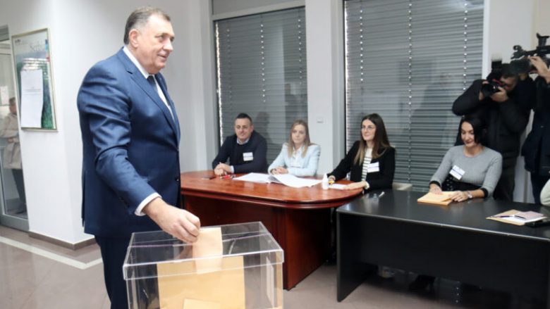 Millorad Dodik nuk voton në hapësirën e rezervuar për votim, fletvotimin e vendosi në tavolinë para gazetarëve