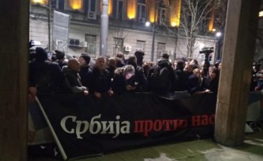 Opozita në Serbi proteston, kundërshton rezultatet në Beograd – disa prej tyre futen në grevë urie