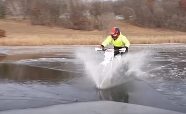 Deshi të vozitë motoçikletën mbi pellgun e akullt, amerikani përfundon në ujërat e “ngrira” dhe lëndohet