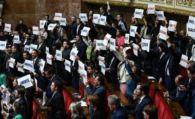 Franca voton ligjin e diskutueshëm të imigracionit